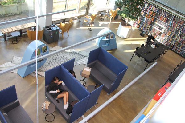 Højryggede sofaer med akustisk effekt.