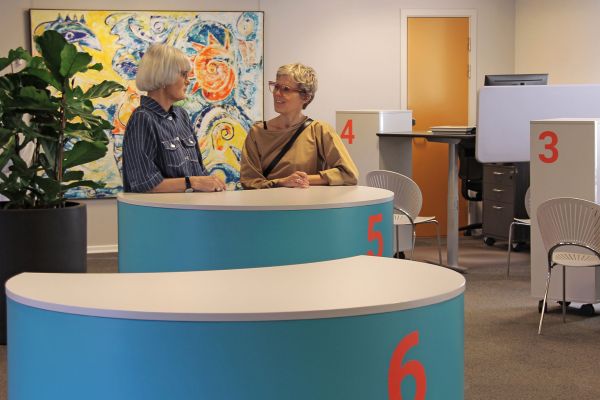 Pia Jeppesen Moeskjær og Marian Dufke ved ekspeditionsmoduler.